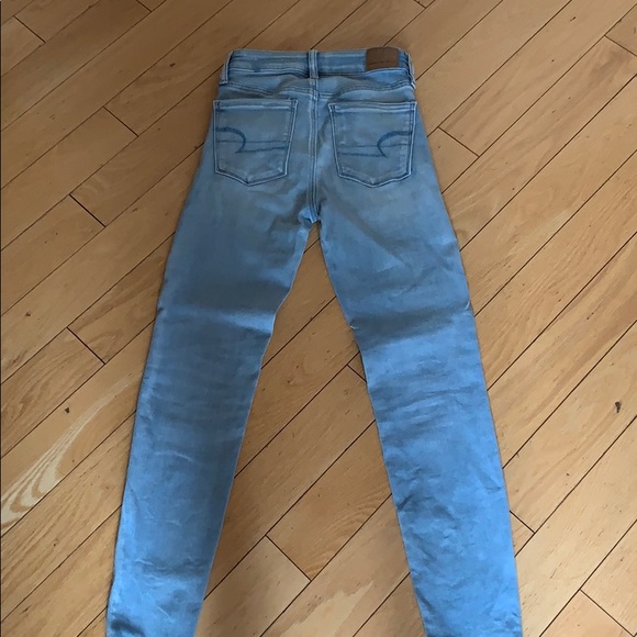 Women’s American Eagle light wash hi-rise Jegging. - Picture 2 of 5